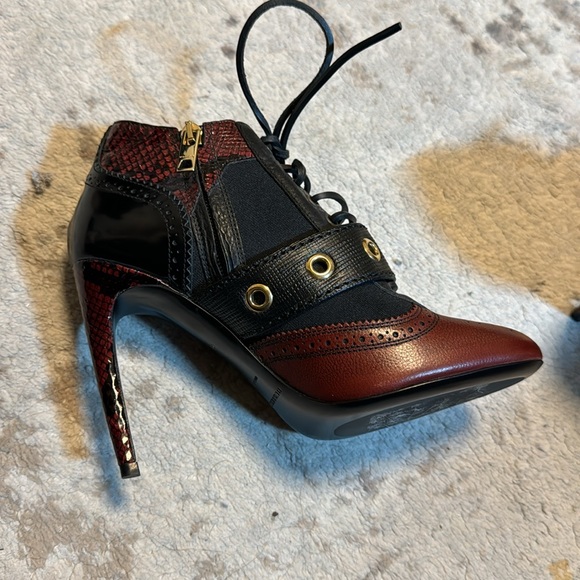 New! Burberry London laced booties - Picture 5 of 8